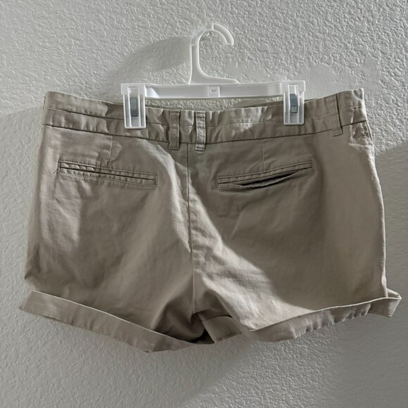 GAP Women city short 3 inch beige / tan size 10 - Picture 3 of 3